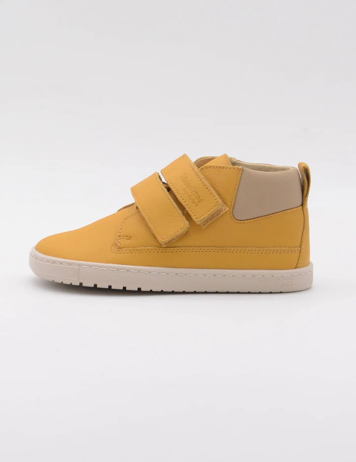 BOTAS BLANDITOS ETNA OCRE em couro, leves e respiráveis para menino e menina, com fecho em velcro, ponteira ampla, macias e flexíveis. Vista de lado.