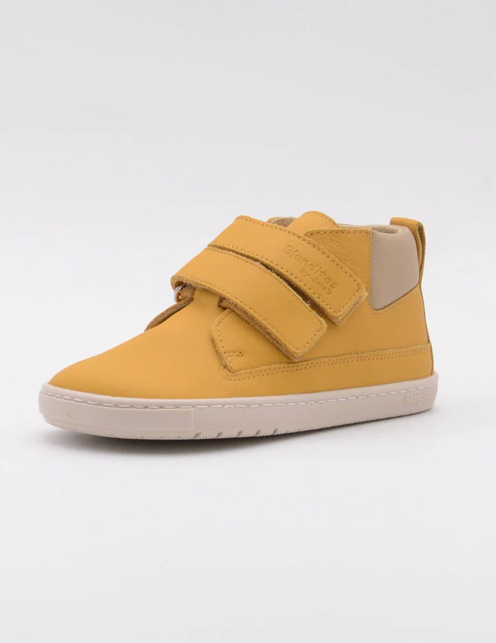 BOTAS BLANDITOS ETNA OCRE em couro, leves e respiráveis para menino e menina, com fecho em velcro, ponteira ampla, macias e flexíveis. Vista de lado.