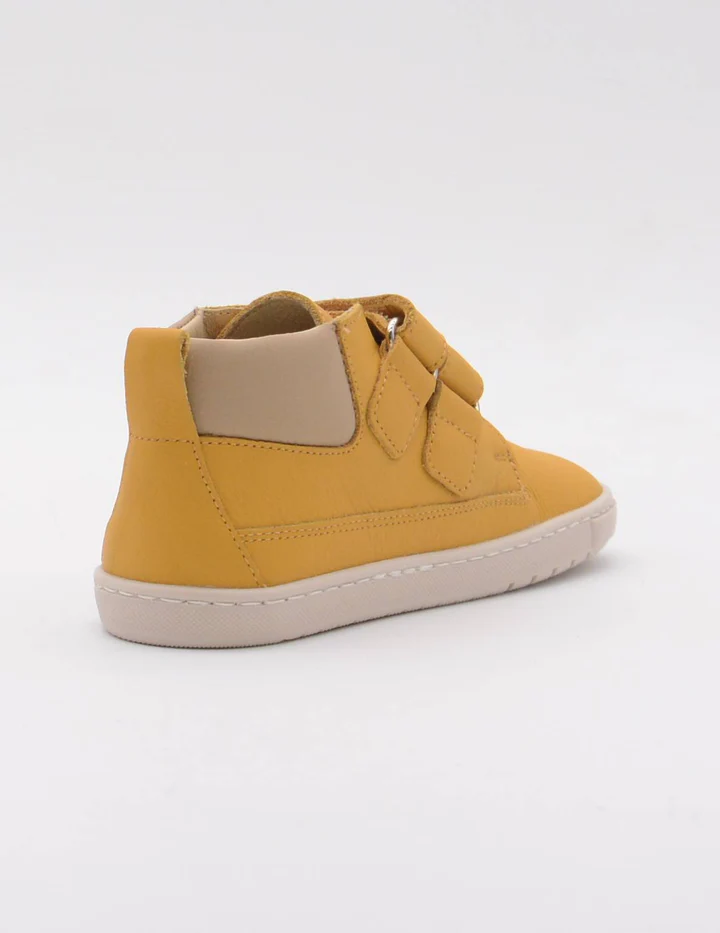 BOTAS BLANDITOS ETNA OCRE leves e respiráveis para menino e menina, com fecho em velcro, ponteira ampla, macias e flexíveis. Vista de trás.