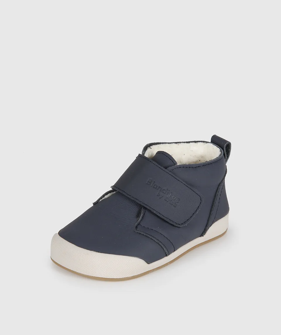 BOTAS BLANDITOS SIDNEY NAVY em couro, leves e respiráveis para menino e menina, com fecho em velcro, ponteira ampla, macias e flexíveis. Vista de lado.