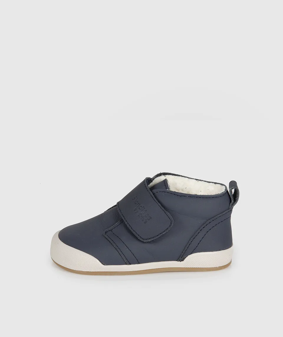 BOTAS BLANDITOS SIDNEY NAVY leves e respiráveis para menino e menina, com fecho em velcro, ponteira ampla, macias e flexíveis. Vista de lado.