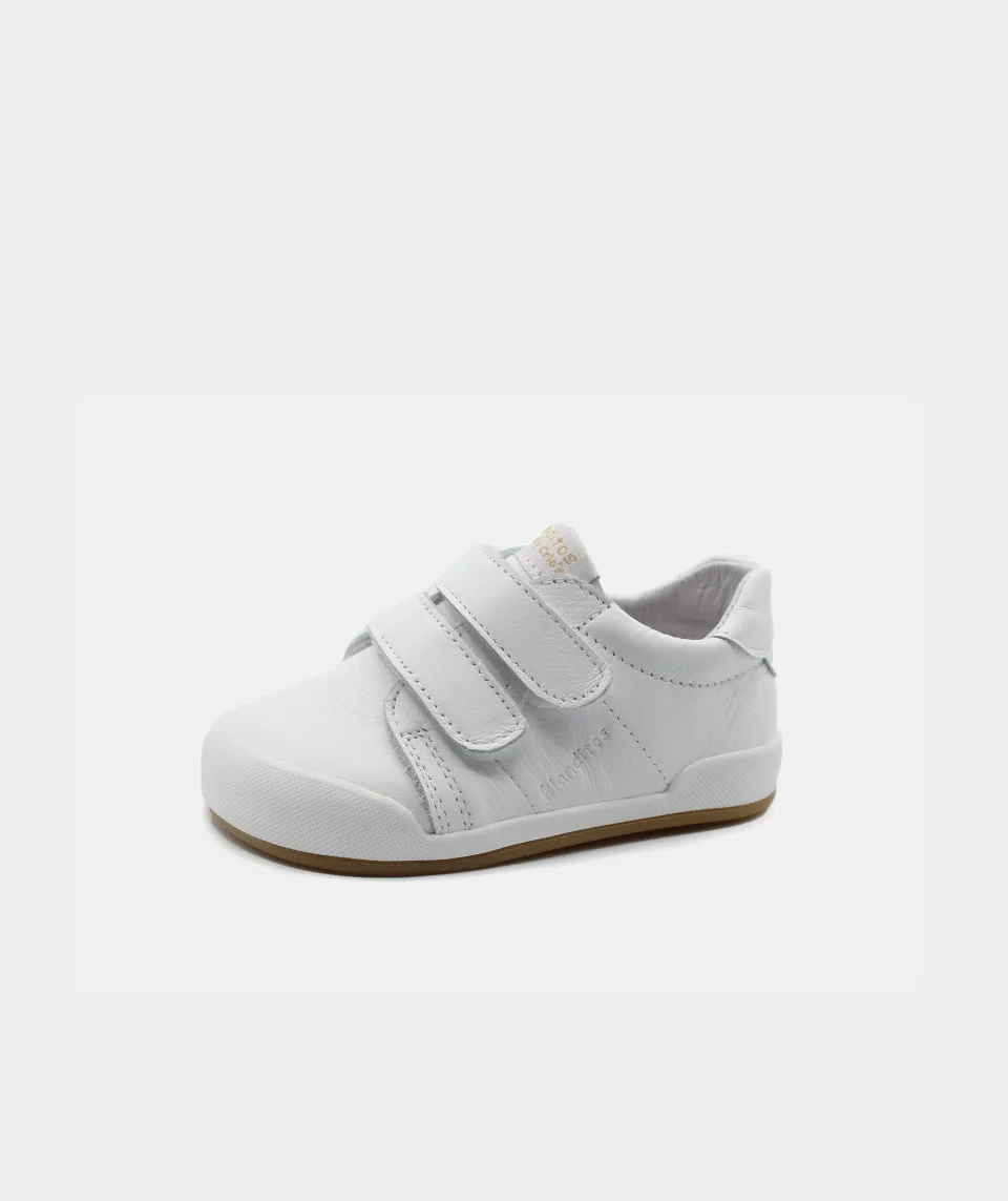 SAPATILHAS BLANDITOS LONDRES BRANCO leves e respiráveis para menino e menina, com fecho em velcro, ponteira ampla, macias e flexíveis. Vista de lado.