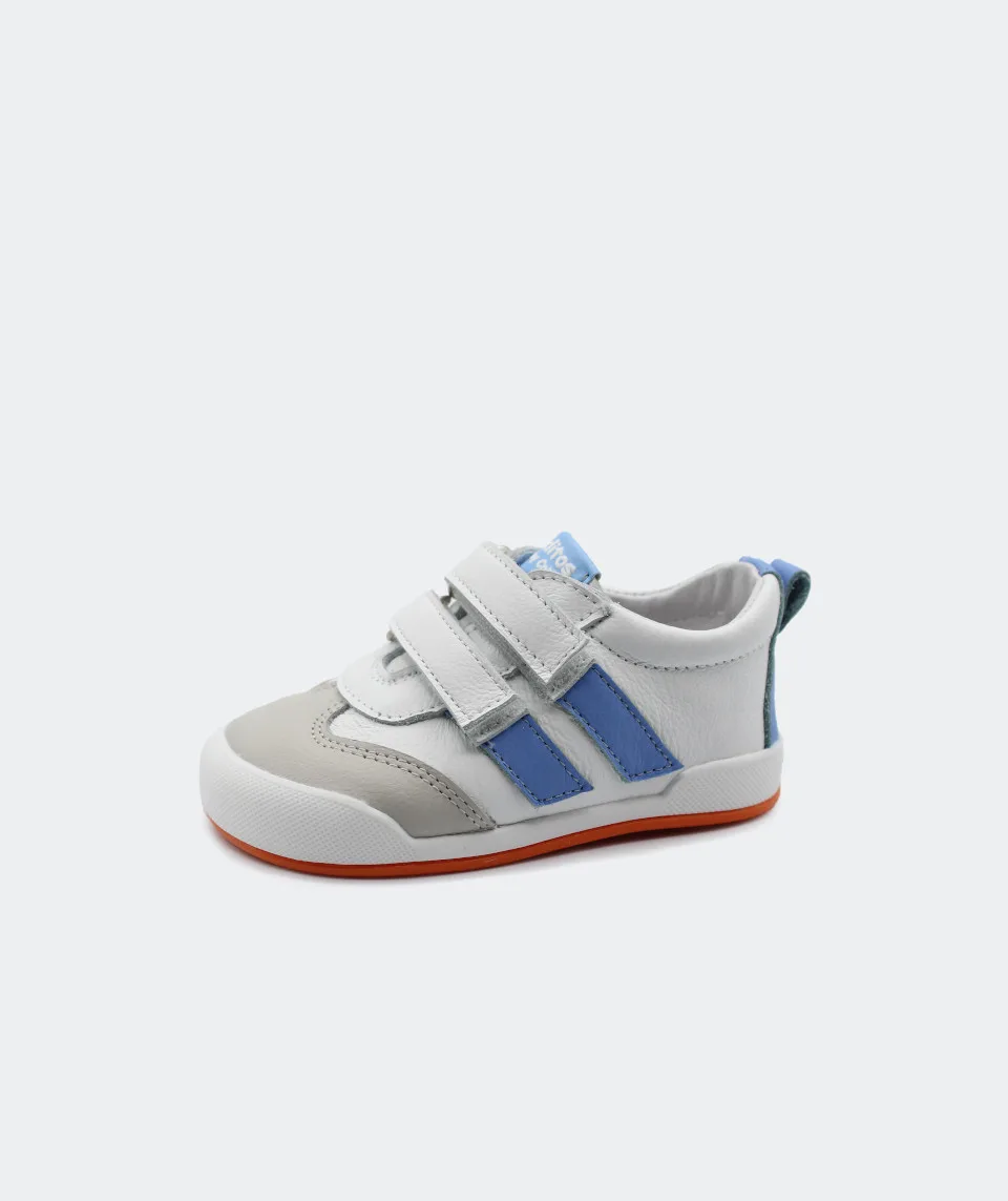 SAPATILHAS BLANDITOS MILAN AZUL leves e respiráveis para menino, com fecho em velcro, ponteira ampla, macias e flexíveis. Vista de lado.