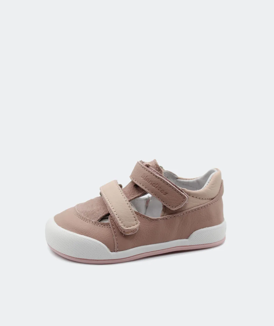 SANDÁLIA BLANDITOS POPA ROSA leves e respiráveis para menina, com fecho em velcro, ponteira ampla, macias e flexíveis. Vista de lado.