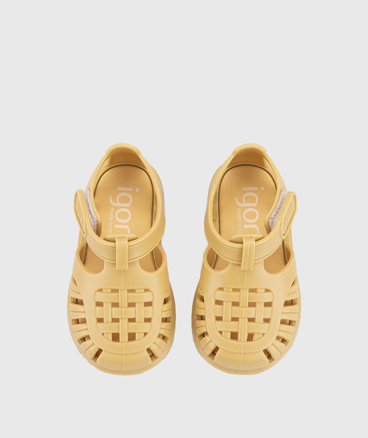 SANDÁLIA IGOR TOBBY SOLID DIJON infantil de borracha , com fecho em velcro, impermeáveis. Vista de cima.