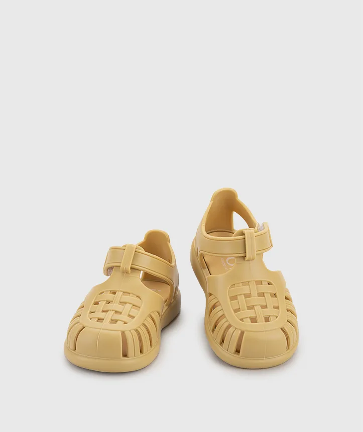 SANDÁLIA IGOR TOBBY SOLID DIJON infantil de borracha , com fecho em velcro, impermeáveis. Vista de lado.