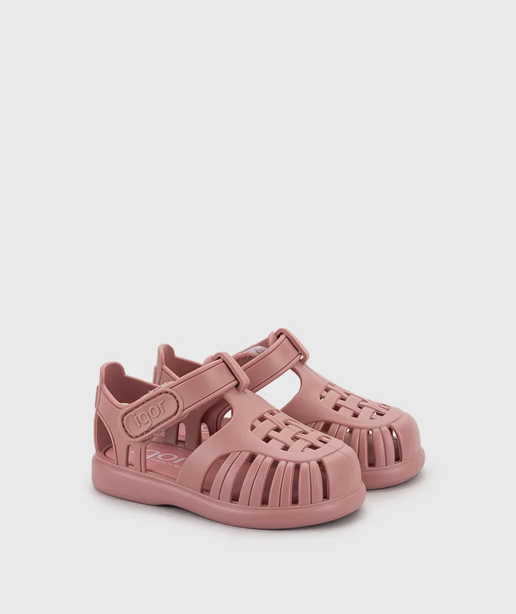SANDÁLIA IGOR TOBBY SOLID NUEVO ROSA para menina de borracha , com fecho em velcro, impermeáveis. Vista de lado.