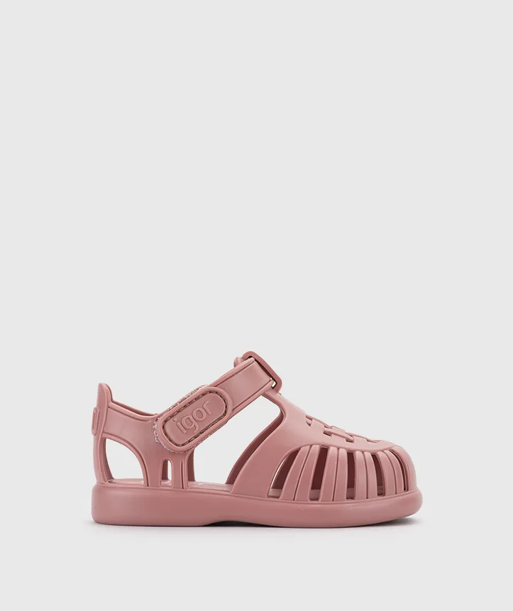 SANDÁLIA IGOR TOBBY SOLID NUEVO ROSA para menina de borracha , com fecho em velcro, impermeáveis. Vista de lado.