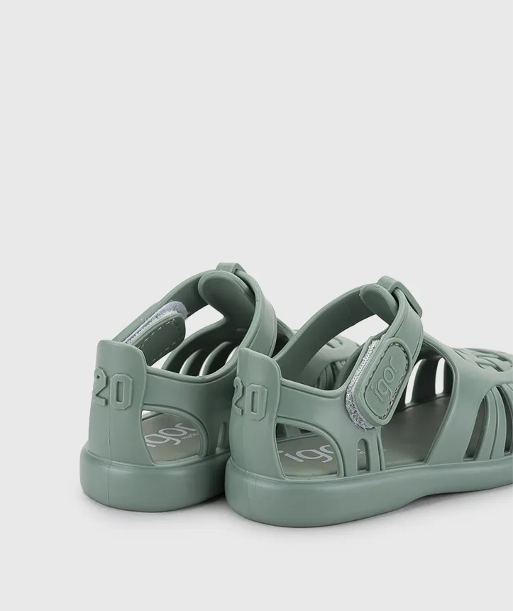 SANDÁLIA IGOR TOBBY SOLID NUEVO VERDE infantil de borracha , com fecho em velcro, impermeáveis. Vista de trás.