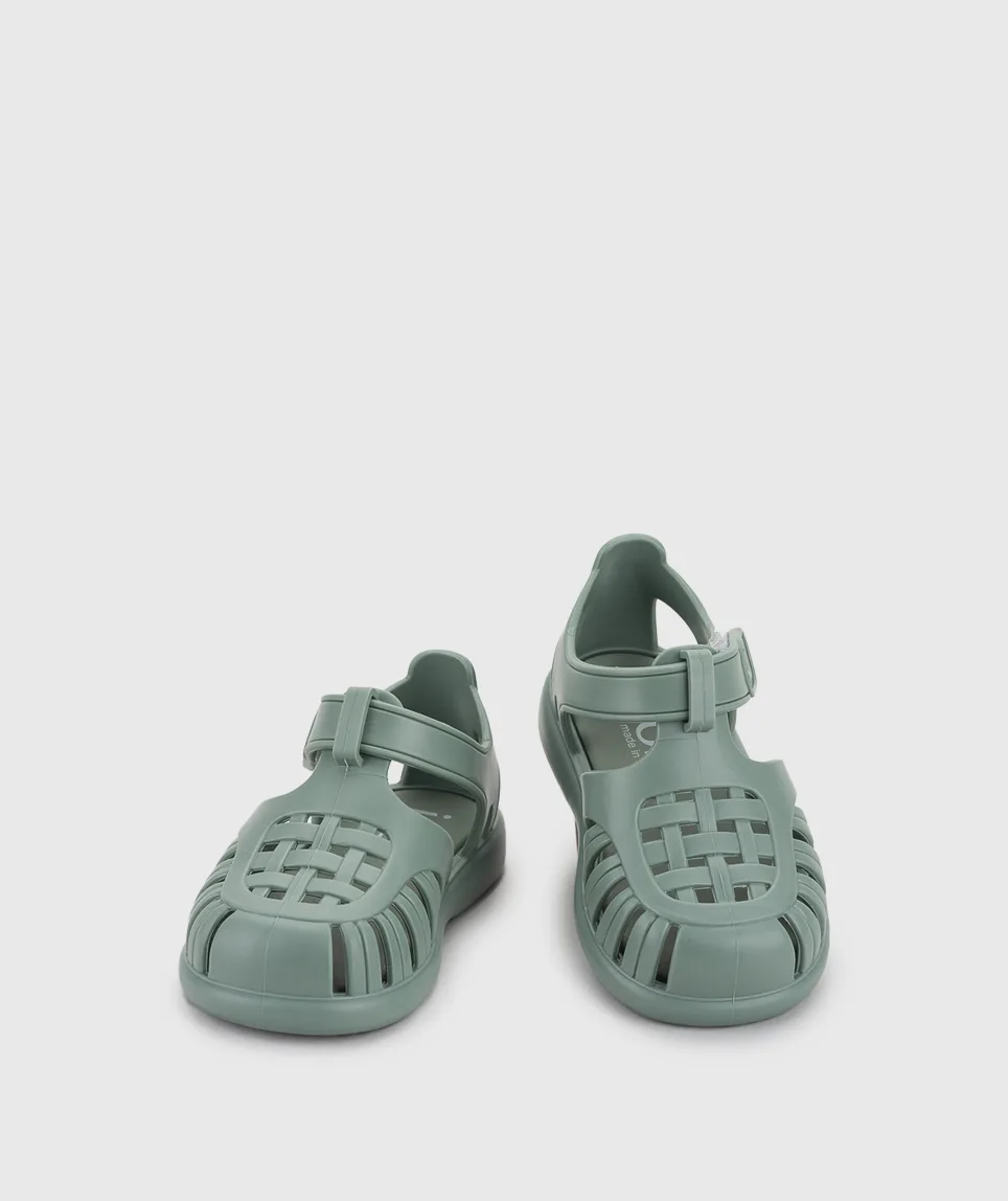 SANDÁLIA IGOR TOBBY SOLID NUEVO VERDE infantil de borracha , com fecho em velcro, impermeáveis. Vista de frente.