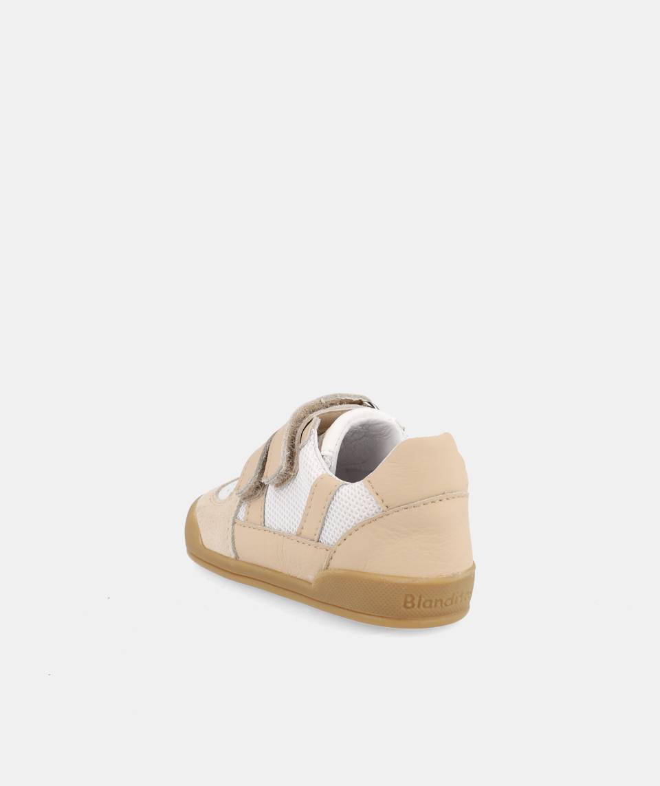 SAPATILHAS BLANDITOS BAHAMAS BEGE em couro para menina e menino, com fecho em velcro, ponteira ampla, macias e flexíveis. Vista de trás.