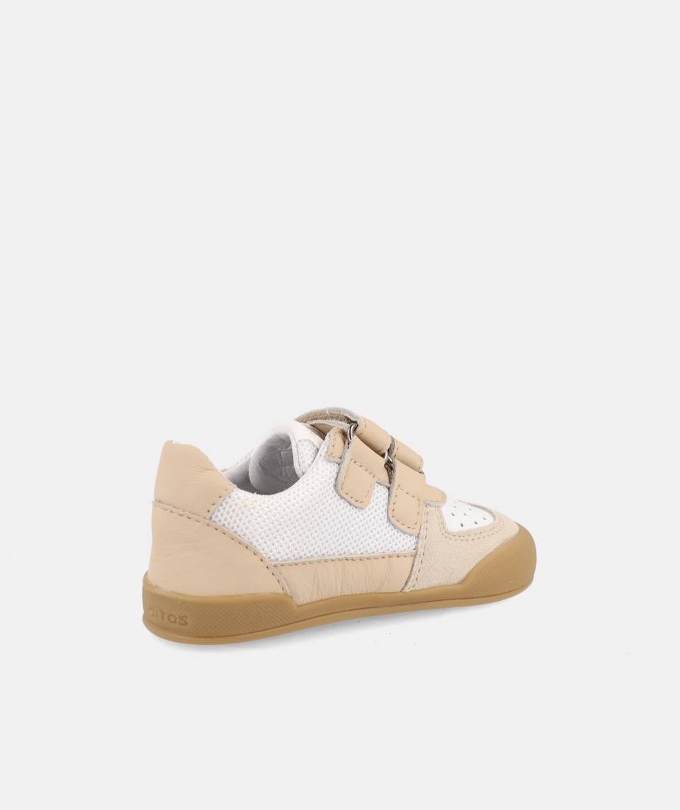 SAPATILHAS BLANDITOS BAHAMAS BEGE em couro para menina e menino, com fecho em velcro, ponteira ampla, macias e flexíveis. Vista de lado.