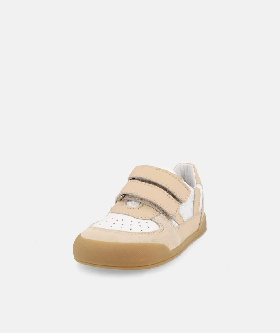SAPATILHAS BLANDITOS BAHAMAS BEGE em couro para menina e menino, com fecho em velcro, ponteira ampla, macias e flexíveis. Vista de frente