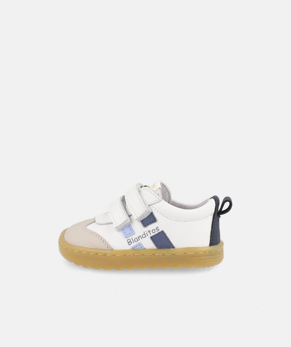 SAPATILHAS BLANDITOS LISBOA AZUL em couro para menino, com fecho em velcro, ponteira ampla, macias e flexíveis. Vista de lado.