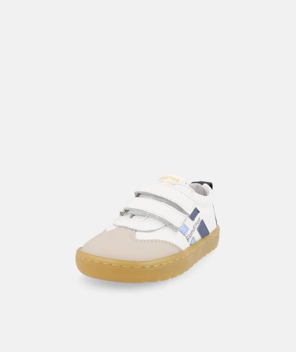 SAPATILHAS BLANDITOS LISBOA AZUL em couro para menino, com fecho em velcro, ponteira ampla, macias e flexíveis. Vista de frente.