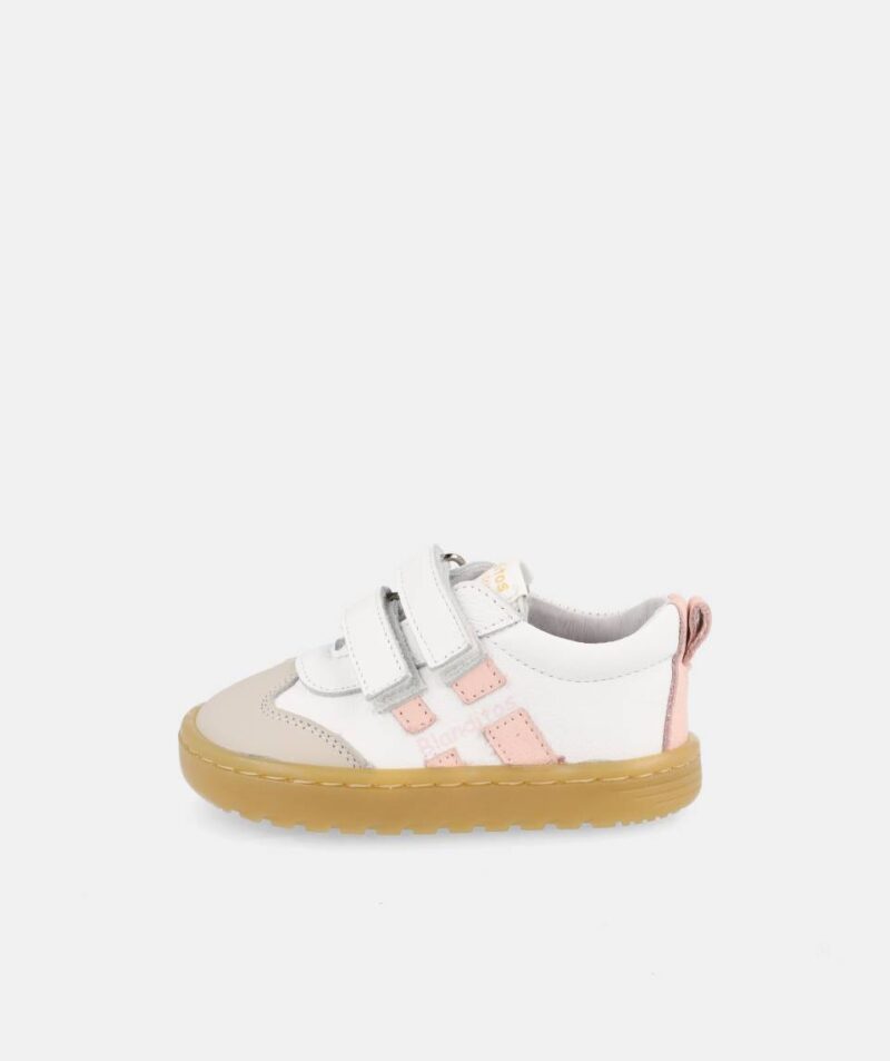 SAPATILHAS BLANDITOS LISBOA ROSA em couro para menina, com fecho em velcro, ponteira ampla, macias e flexíveis. Vista de lado.