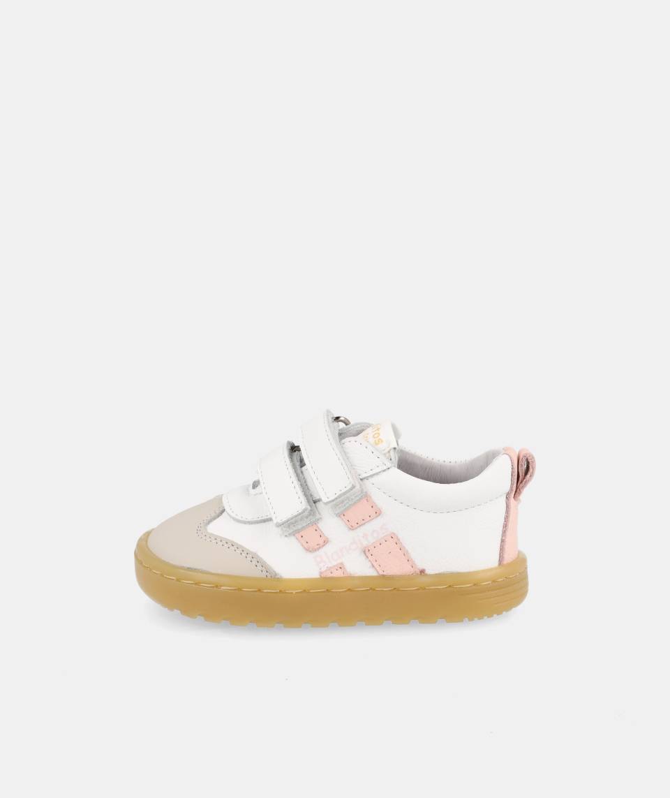 SAPATILHAS BLANDITOS LISBOA ROSA em couro para menina, com fecho em velcro, ponteira ampla, macias e flexíveis. Vista de lado.