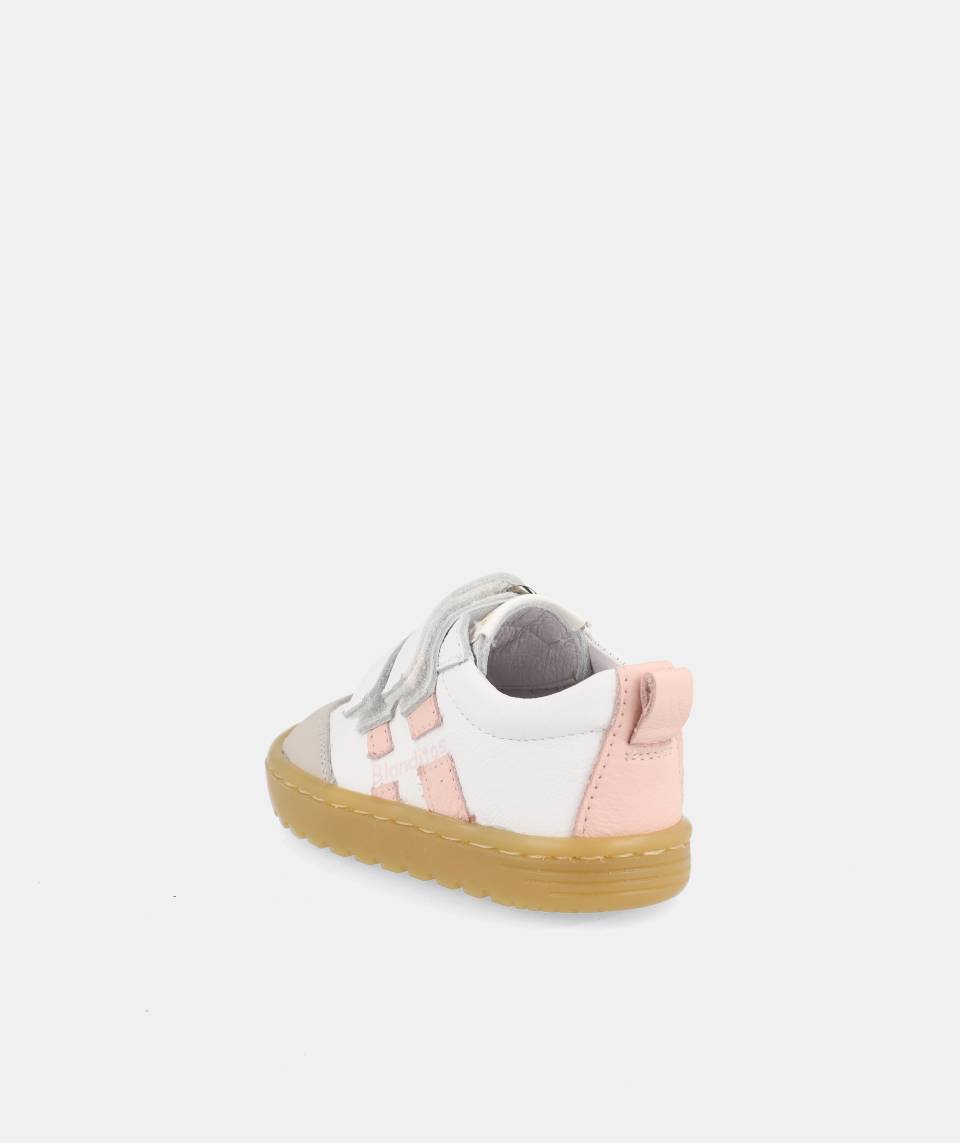 SAPATILHAS BLANDITOS LISBOA ROSA em couro para menina, com fecho em velcro, ponteira ampla, macias e flexíveis. Vista de trás.