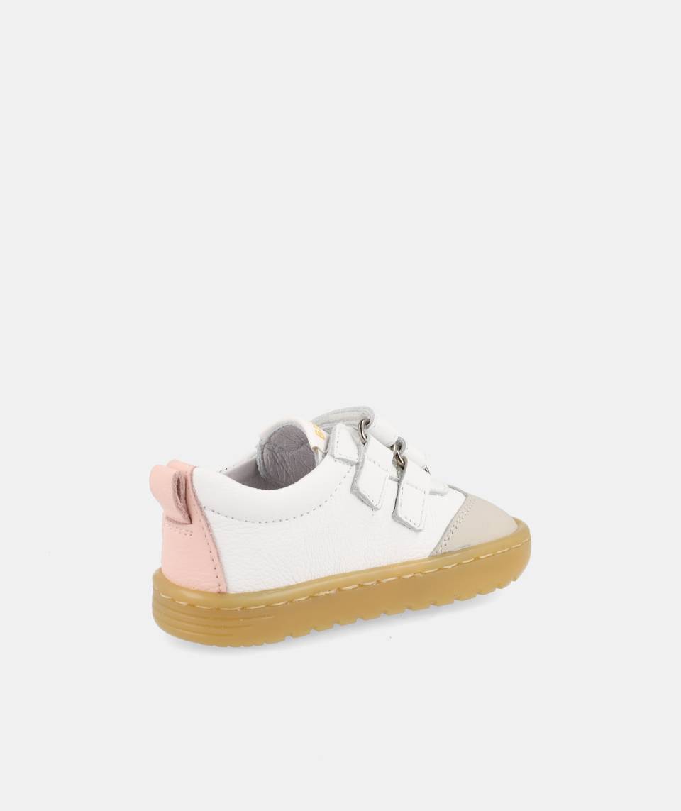 SAPATILHAS BLANDITOS LISBOA ROSA em couro para menina, com fecho em velcro, ponteira ampla, macias e flexíveis. Vista de lado.