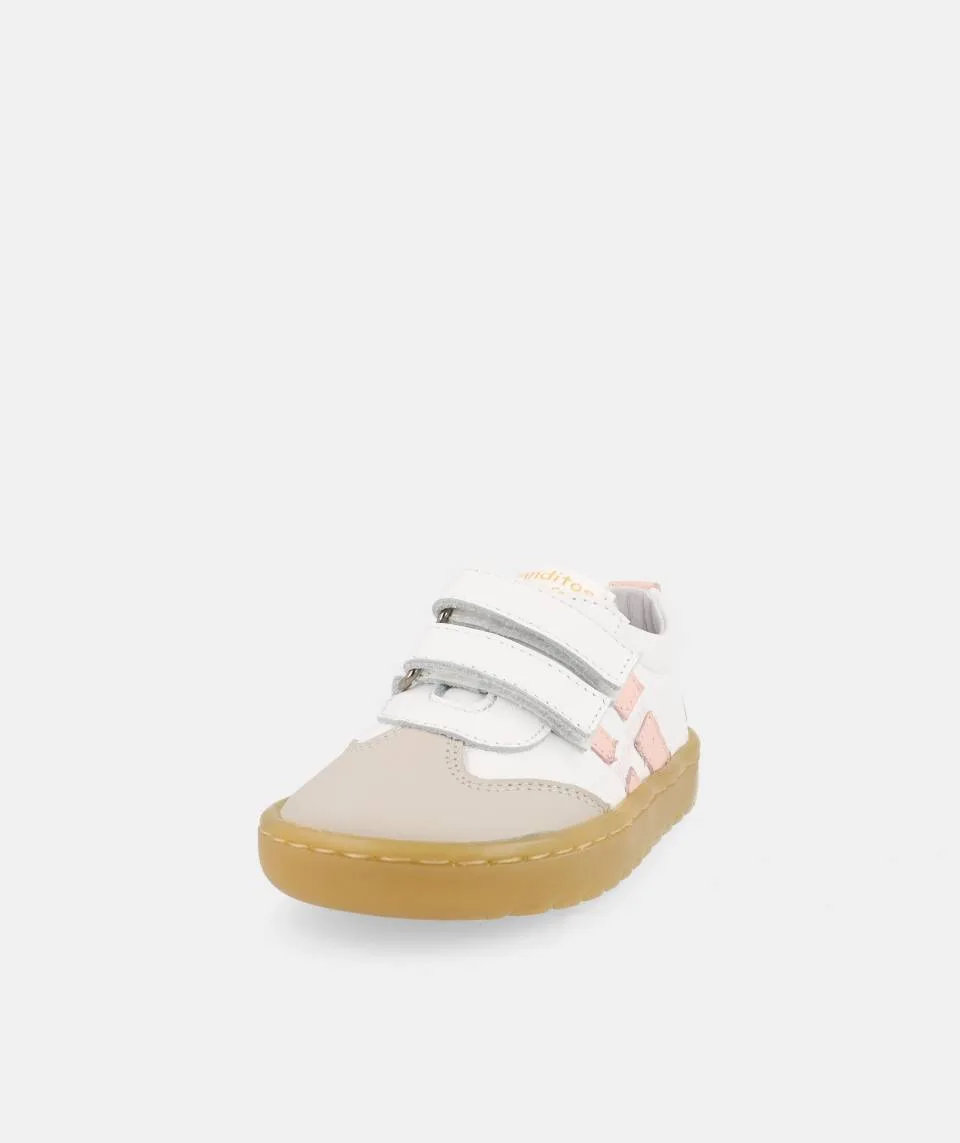 SAPATILHAS BLANDITOS LISBOA ROSA em couro para menina, com fecho em velcro, ponteira ampla, macias e flexíveis. Vista de frente
