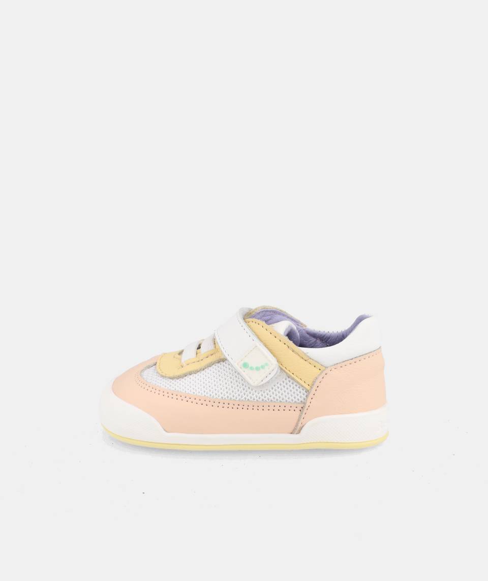 SAPATILHAS BLANDITOS MODENA COMBI leves e respiráveis para menina, com fecho em velcro, ponteira ampla, macias e flexíveis. Vista de lado.