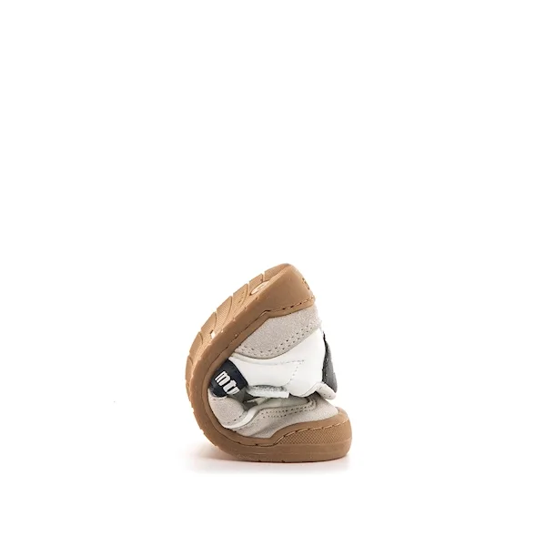 SAPATILHAS MUSTANG AZUL MARINHO. para menino e menina, com fecho em velcro, ponteira ampla, drop zero, sola 3ml. Vista de flexibilidade.