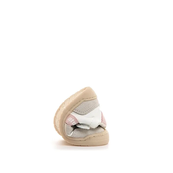 SAPATILHAS MUSTANG ROSA para menina, com fecho em velcro, ponteira ampla, drop zero, sola 3ml. Vista de flexibilidade.