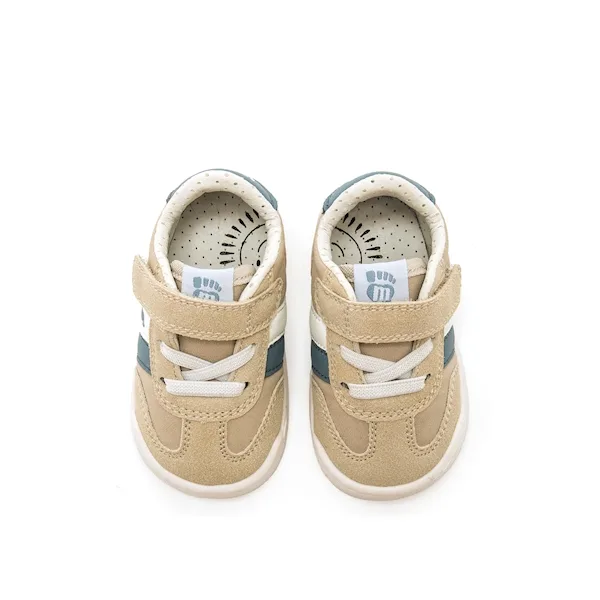 SAPATILHAS MUSTANG CAMEL infantil, com fecho em velcro, ponteira ampla, drop zero, sola 3ml. Vista de cima.