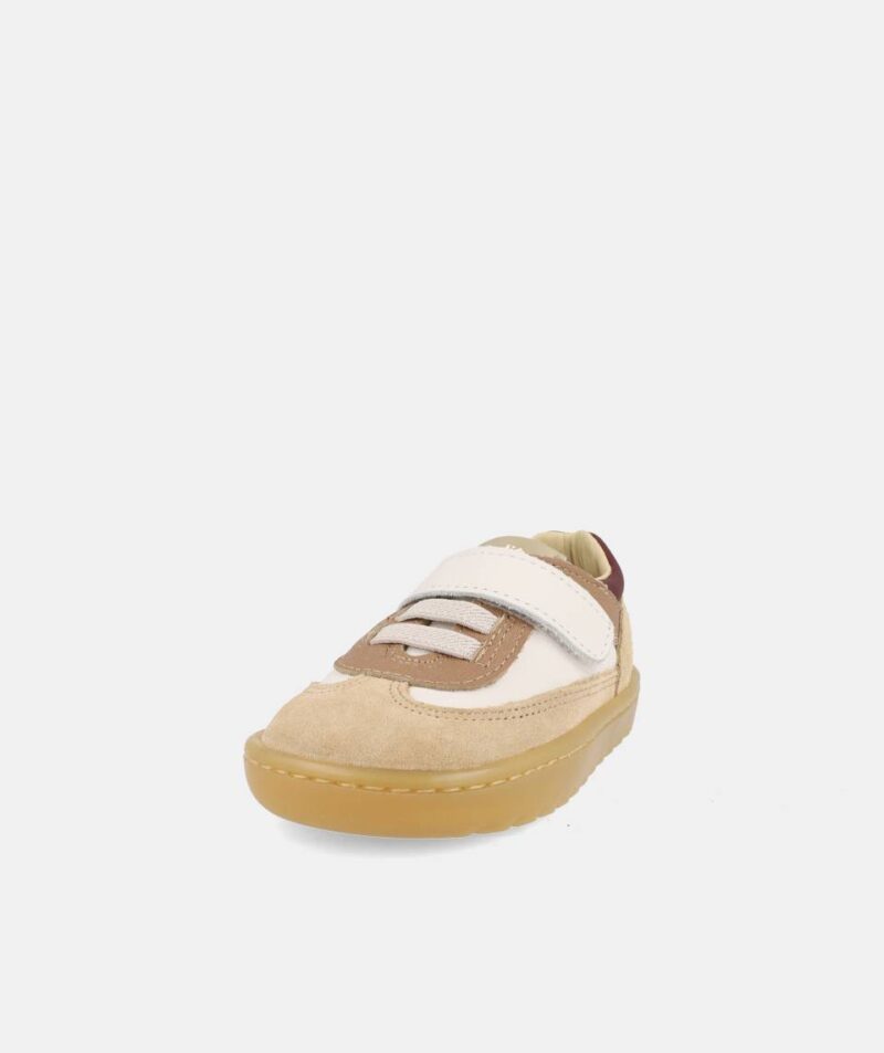 SAPATILHAS BLANDITOS LAGOS ARENA de couro para menino e menina, com fecho em velcro, ponteira ampla. Vista de frente.