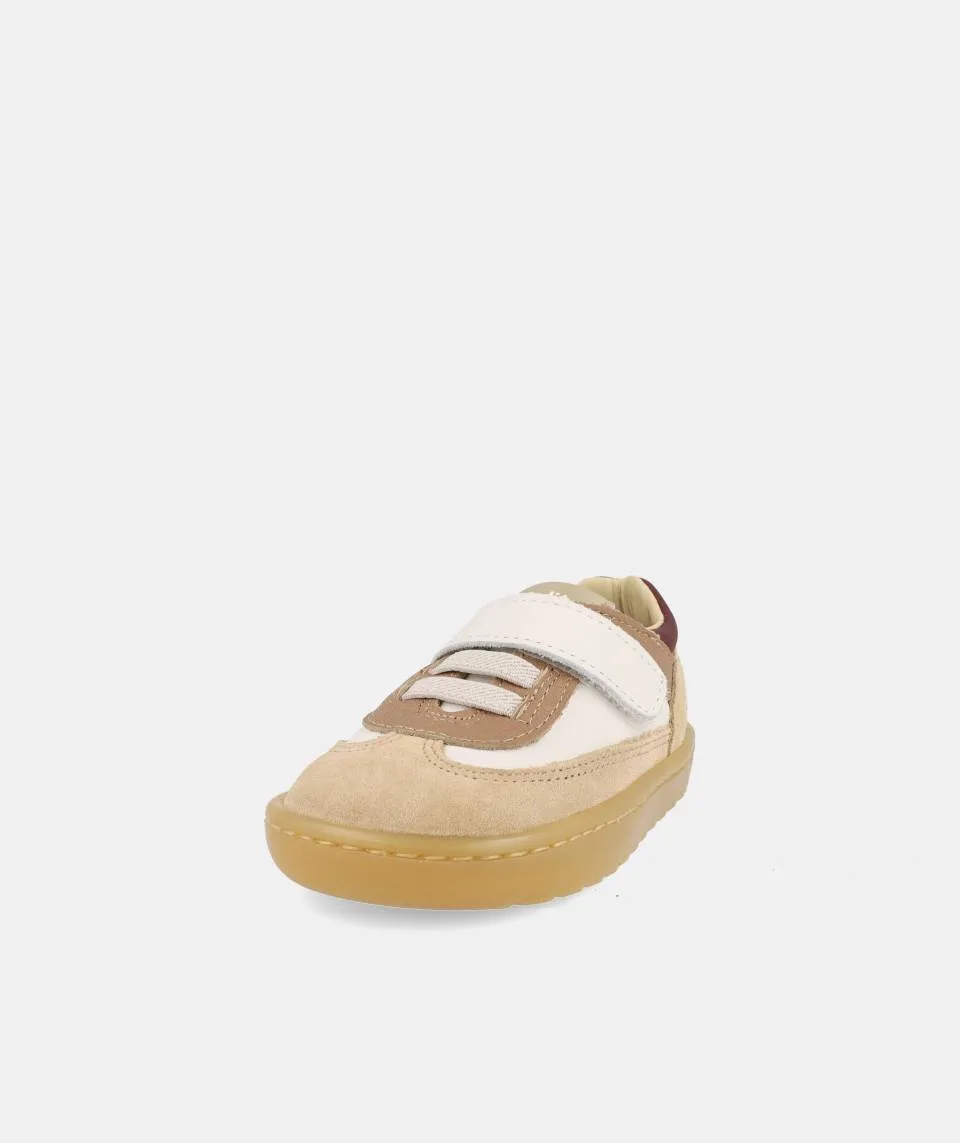 SAPATILHAS BLANDITOS LAGOS ARENA de couro para menino e menina, com fecho em velcro, ponteira ampla. Vista de frente.