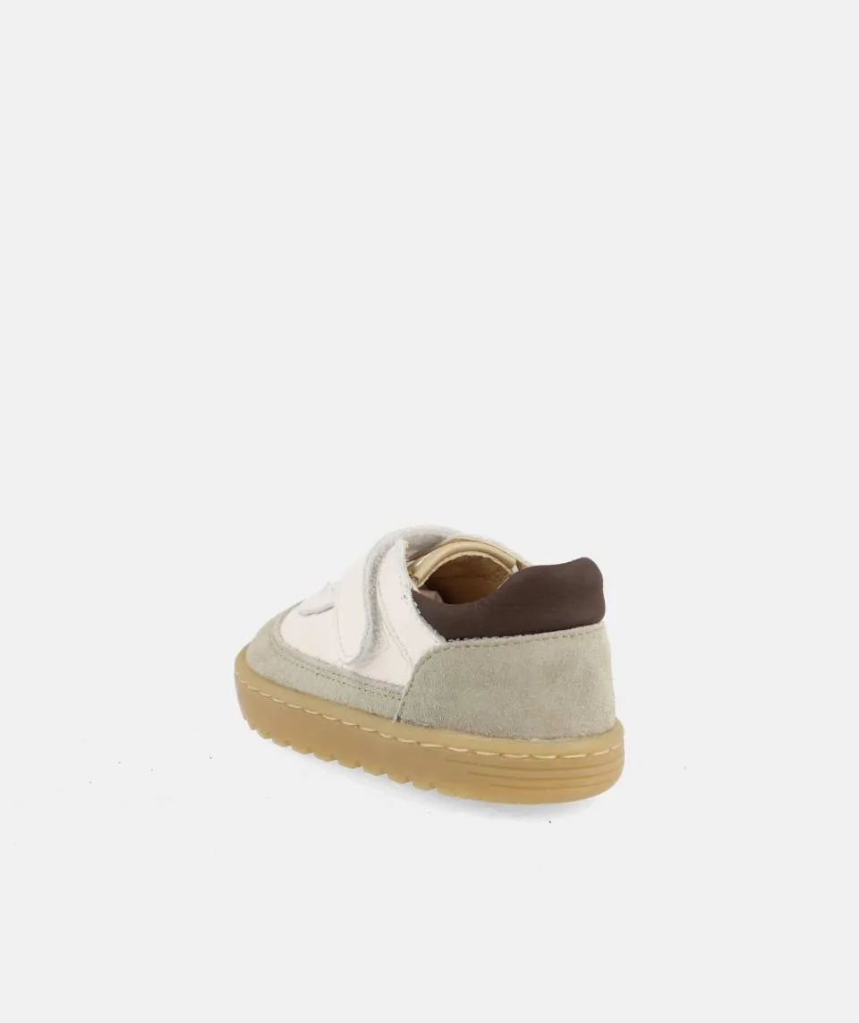 SAPATILHAS BLANDITOS LAGOS VERDE em couro para menino e menina, com fecho em velcro, ponteira ampla. Vista de trás.