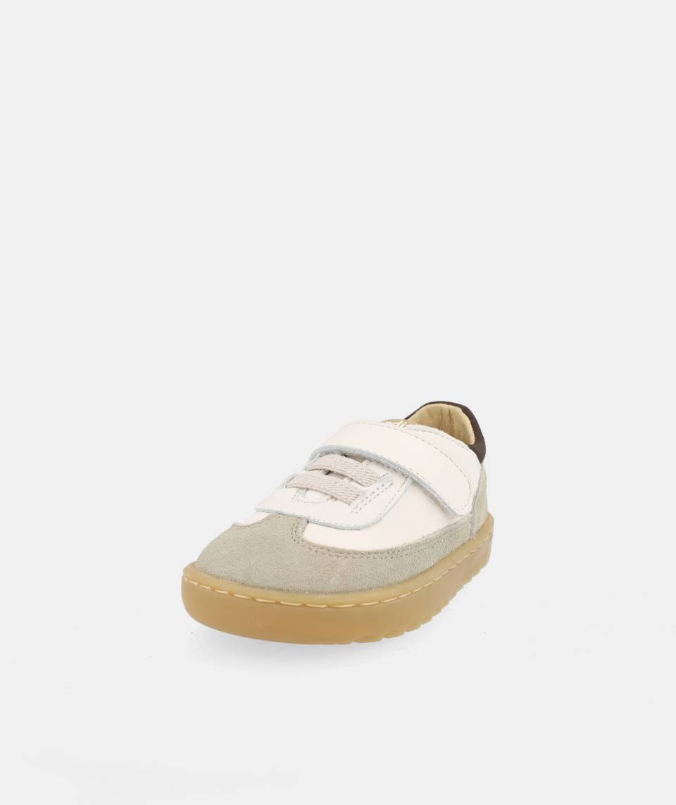 SAPATILHAS BLANDITOS LAGOS VERDE em couro para menino e menina, com fecho em velcro, ponteira ampla. Vista de frente.