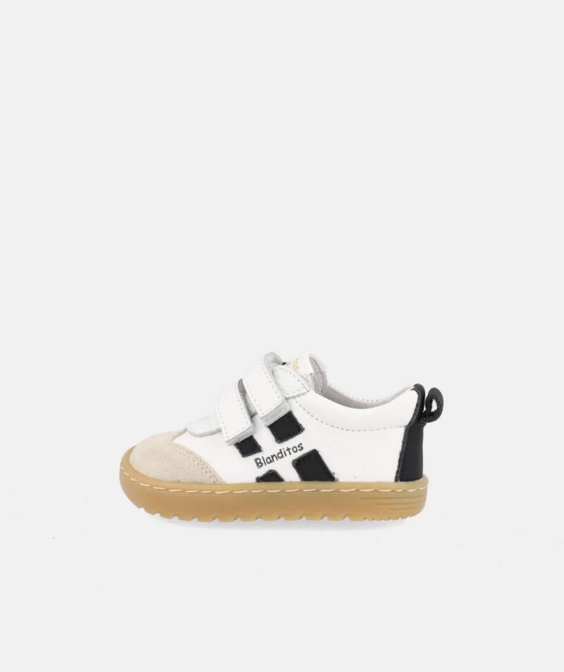 SAPATILHAS BLANDITOS LISBOA BRANCO em couro para menino e menina, com fecho em velcro, ponteira ampla. Vista de lado.