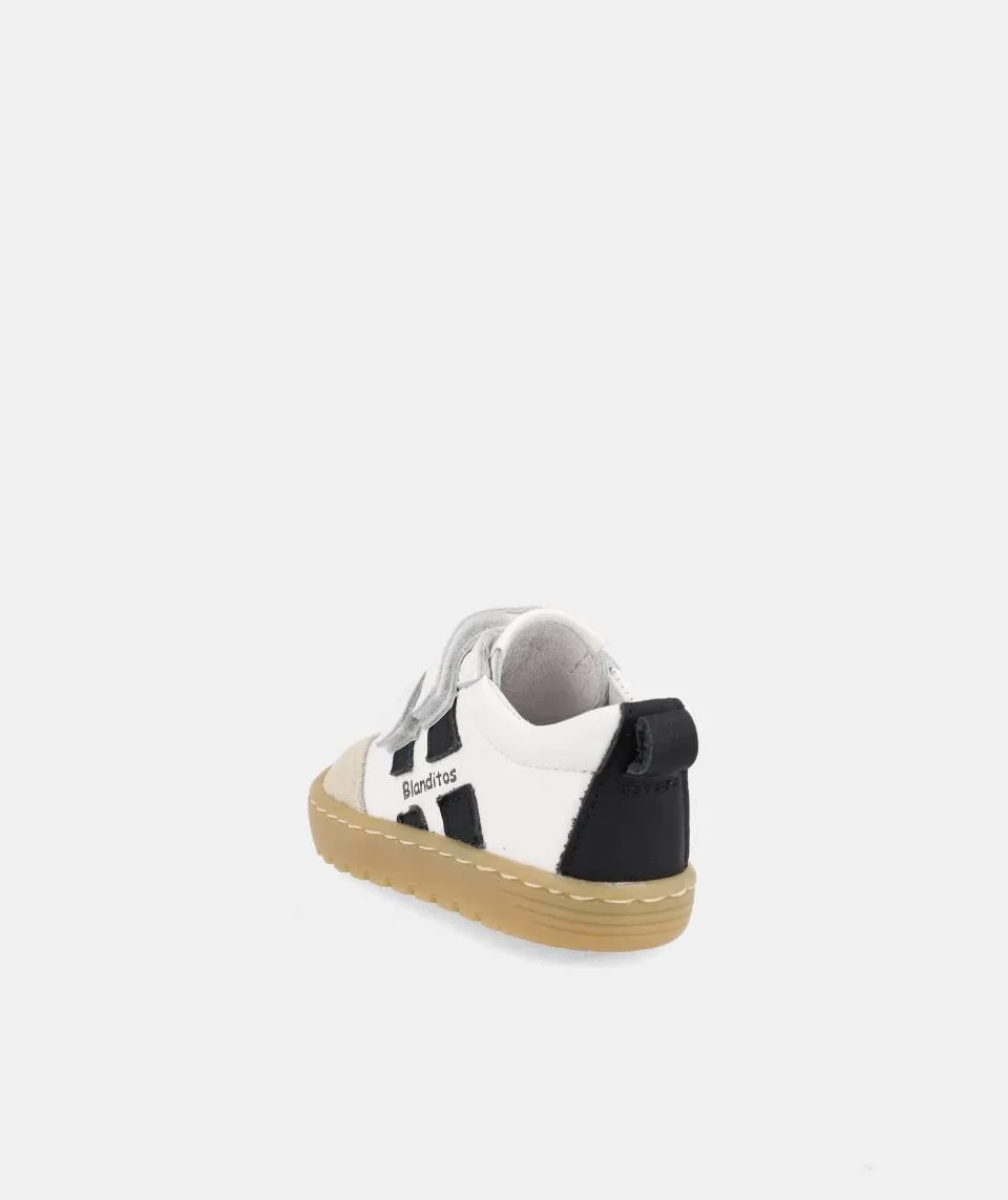 SAPATILHAS BLANDITOS LISBOA BRANCO em couro para menino e menina, com fecho em velcro, ponteira ampla. Vista de trás.