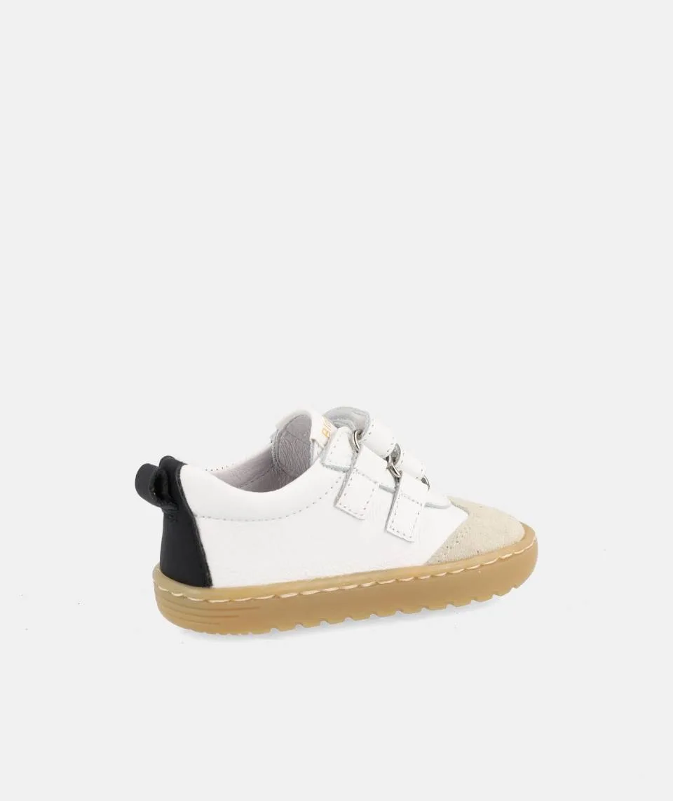 SAPATILHAS BLANDITOS LISBOA BRANCO em couro para menino e menina, com fecho em velcro, ponteira ampla. Vista de trás.
