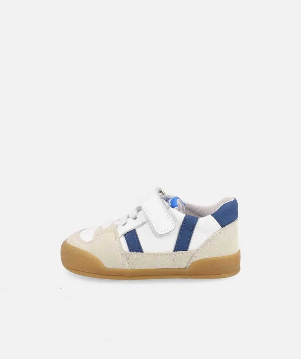 SAPATILHAS BLANDITOS NEPAL AZUL em couro para menino, com fecho em velcro, ponteira ampla. Vista de lado.