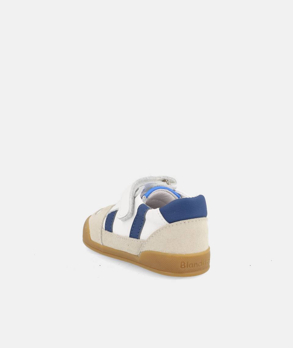 SAPATILHAS BLANDITOS NEPAL AZUL em couro para menino, com fecho em velcro, ponteira ampla. Vista de trás.