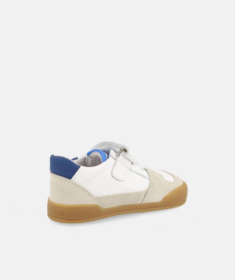 SAPATILHAS BLANDITOS NEPAL AZUL em couro para menino, com fecho em velcro, ponteira ampla. Vista de lado.