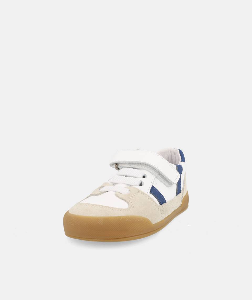 SAPATILHAS BLANDITOS NEPAL AZUL em couro para menino, com fecho em velcro, ponteira ampla. Vista de frente.