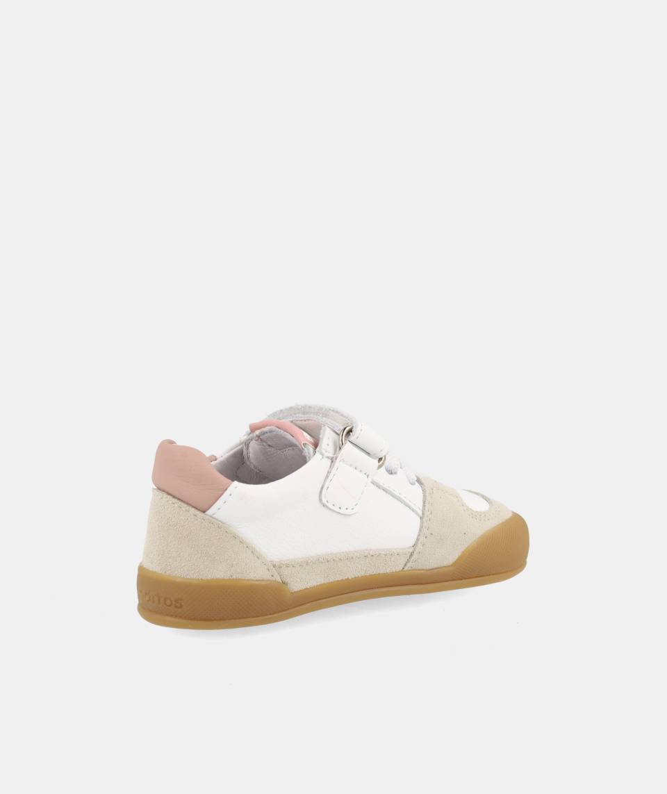 SAPATILHAS BLANDITOS NEPAL ROSA em couro para menina, com fecho em velcro, ponteira ampla. Vista de lado