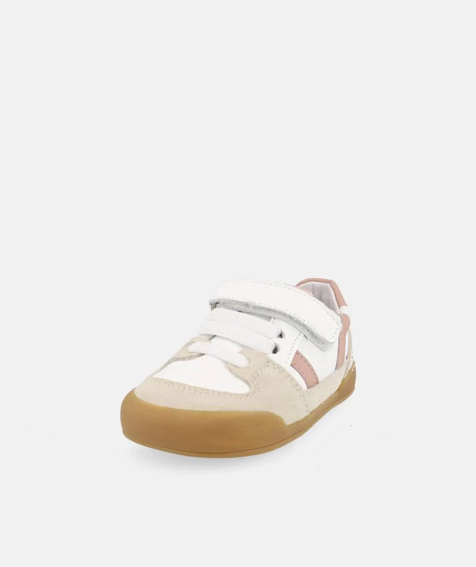 SAPATILHAS BLANDITOS NEPAL ROSA em couro para menina, com fecho em velcro, ponteira ampla. Vista de frente.