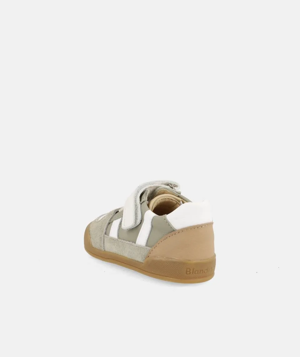 SAPATILHAS BLANDITOS NEPAL VERDE em couro infantil, com fecho em velcro, ponteira ampla. Vista de trás.