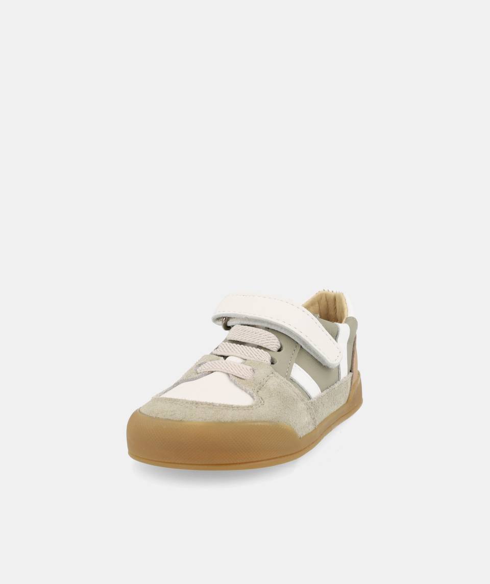 SAPATILHAS BLANDITOS NEPAL VERDE em couro infantil, com fecho em velcro, ponteira ampla. Vista de lado.