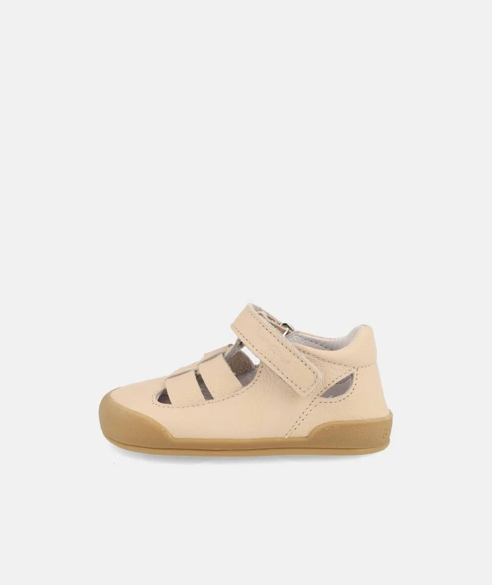 SANDÁLIA BLANDITOS OCEANO BEGE V26 unisex em pele e fecho com velcro. Calçado barefoot- Vista de lado