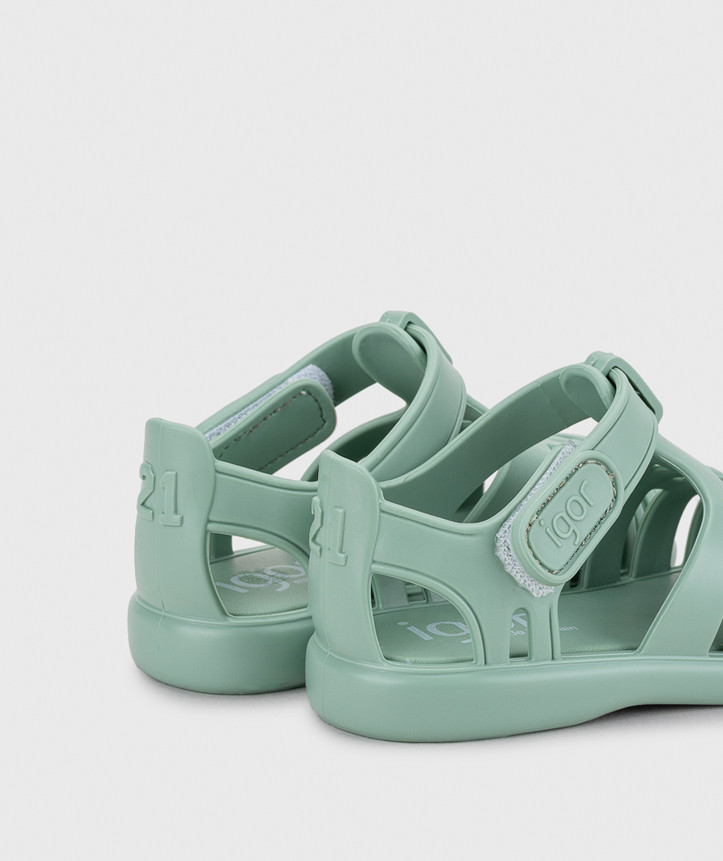 SANDÁLIA IGOR TOBBY SOLID MATCHA V26 de borracha para criança, com fecho em velcro, impermeáveis. Vista de lado