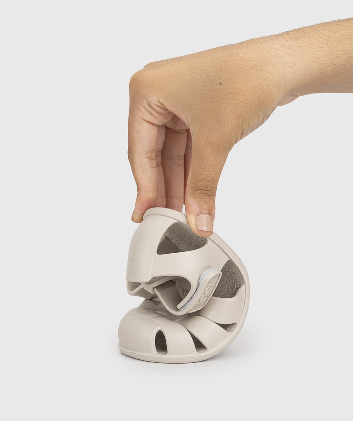 SANDÁLIA IGOR NEMO SOLID ARENA V26 de borracha para menino e menina, com fecho em velcro, impermeáveis. Vista de lado