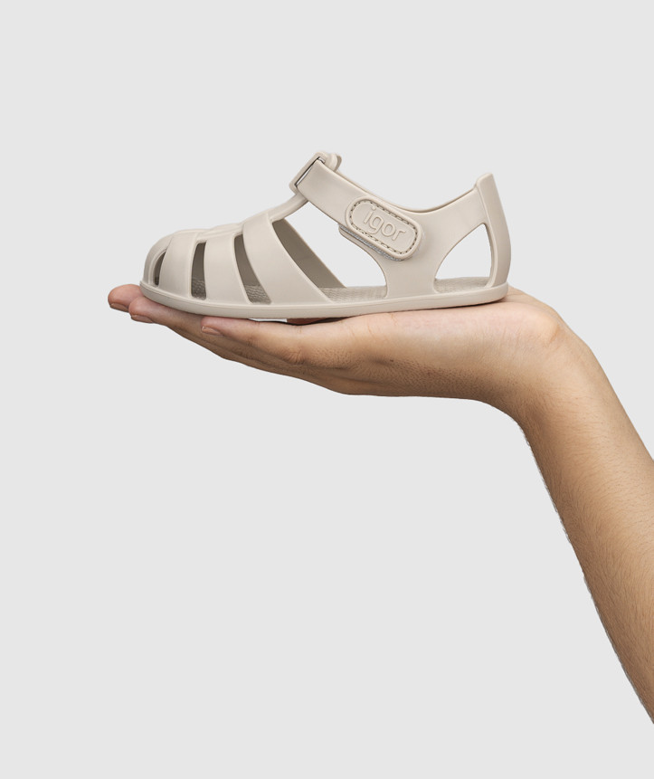 SANDÁLIA IGOR NEMO SOLID ARENA V26 de borracha para menino e menina, com fecho em velcro, impermeáveis. Vista de lado