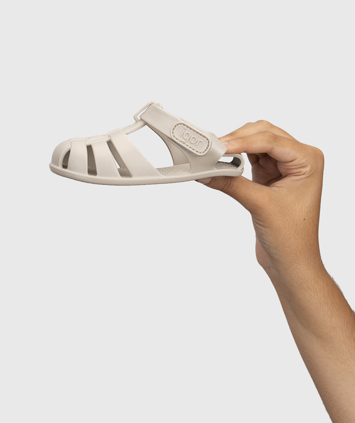 SANDÁLIA IGOR NEMO SOLID ARENA V26 de borracha para menino e menina, com fecho em velcro, impermeáveis. Vista de lado