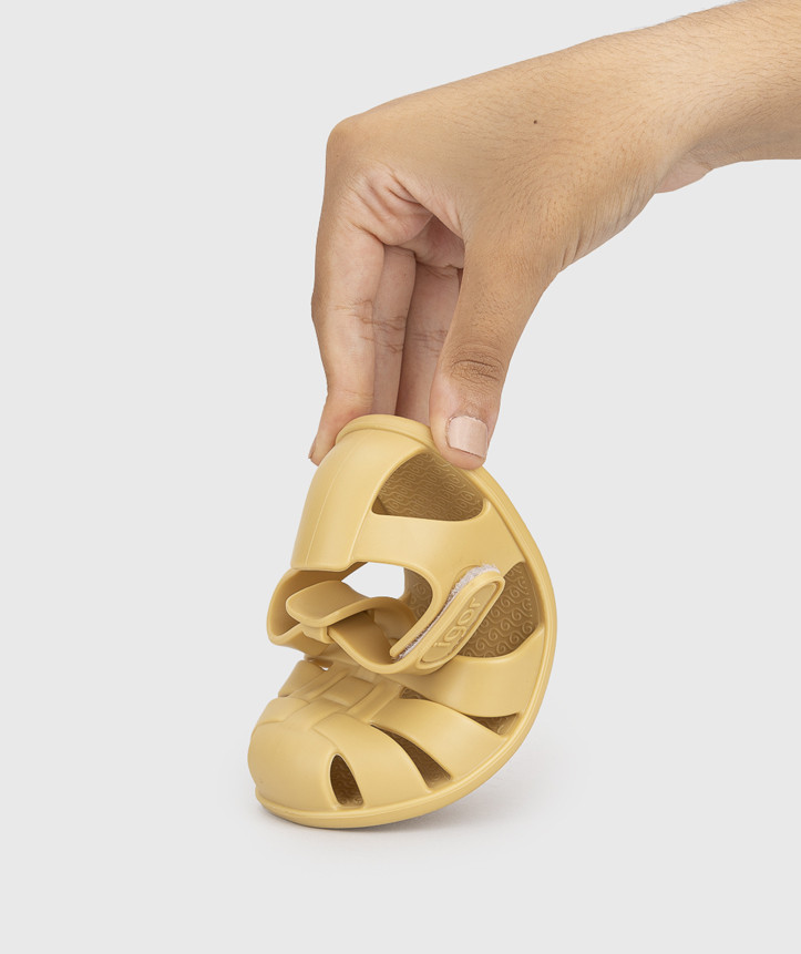 SANDÁLIA IGOR NEMO SOLID DIJON V26 de borracha para menino e menina, com fecho em velcro, impermeáveis. Vista de lado sola flexível.