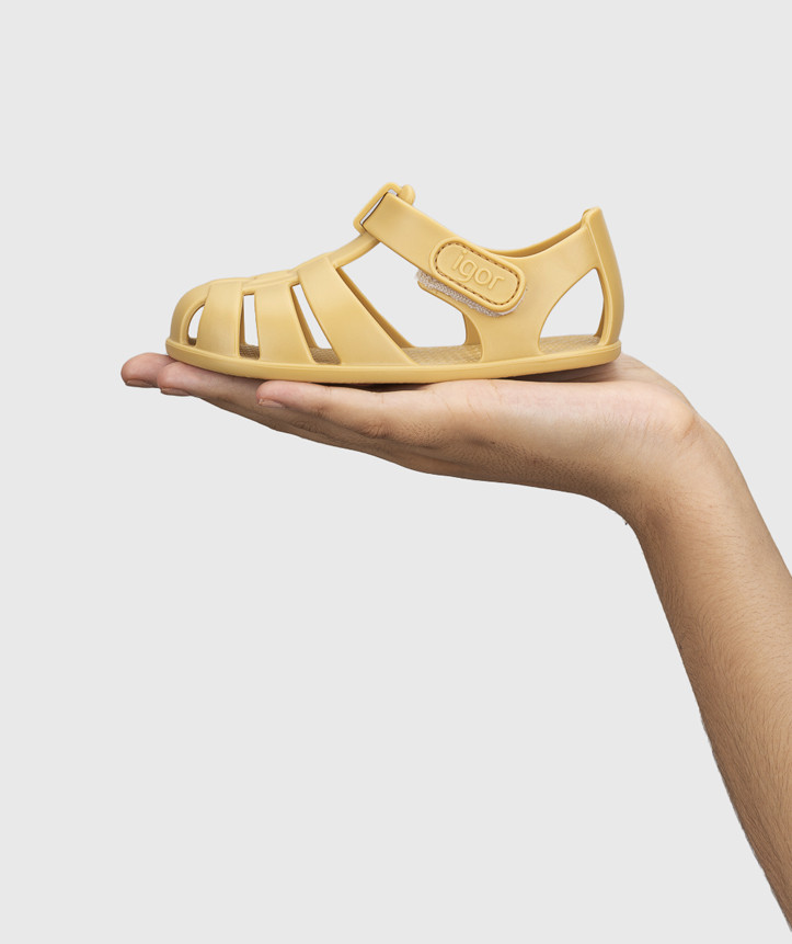 SANDÁLIA IGOR NEMO SOLID DIJON V26 de borracha unisex, com fecho em velcro, impermeáveis. Vista de lado